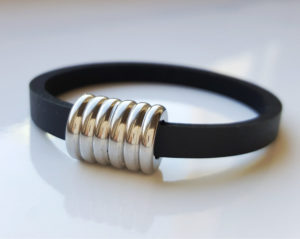 Neoprenarmband mit 6-rippiger, zylinderförmiger Metallperle.
