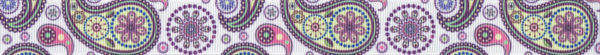 In Pastelltönen gestaltetes Paisleymuster auf weißem Ripsbanduntergrund.