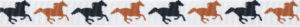 Auf weißem Ripbsbandgrund: Abwechselnd schwarze und braune Pferde, im Galopp von links nach rechts laufend.