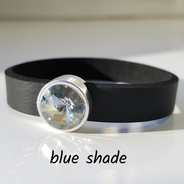 Armband aus Neopren mit einem fast weißen, leicht blau getönten Glaselement in Schiebeperle Zamak versilbert.