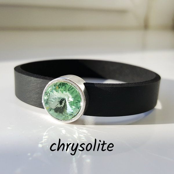 Armband aus Neopren mit hellgrünem Glaselement in Schiebeperle Zamak versilbert.