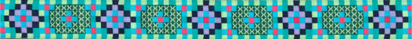 Webband in vorrangig grünblauem Farbton. Die Musterung ergibt sich vollflächig aus den verschiedenfarbig gewebten kleinen Quadraten.