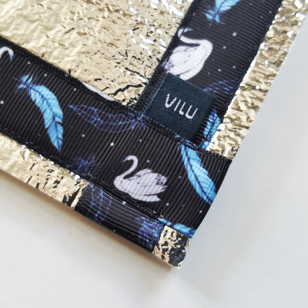 Sitzkissen-Ausschnitt Ecke mit VILU-Logo mit Ripsbanddesign Mitternachtsschwäne