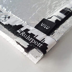 Sitzkissen-Ausschnitt Ecke mit VILU-Logo mit Ripsbanddesign Ruhrpottmotive.